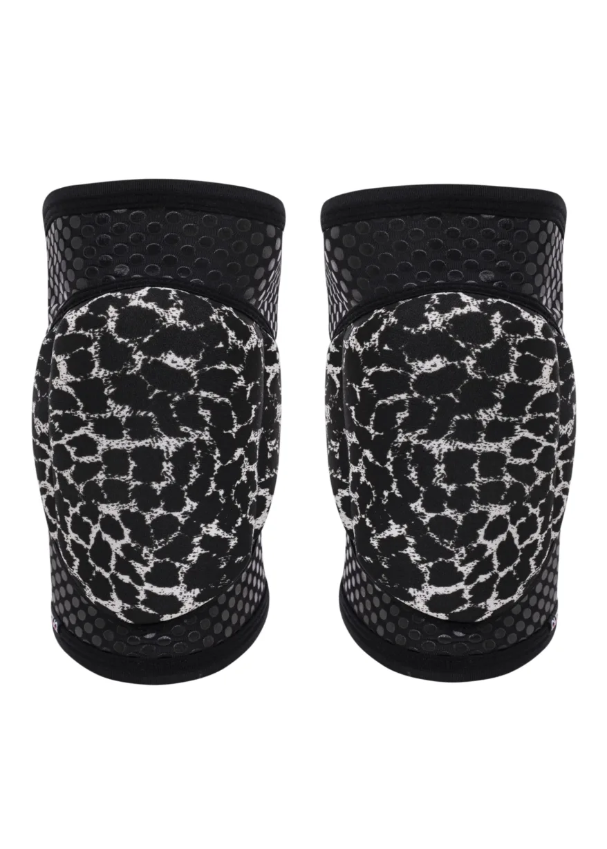 Grip wild leopard