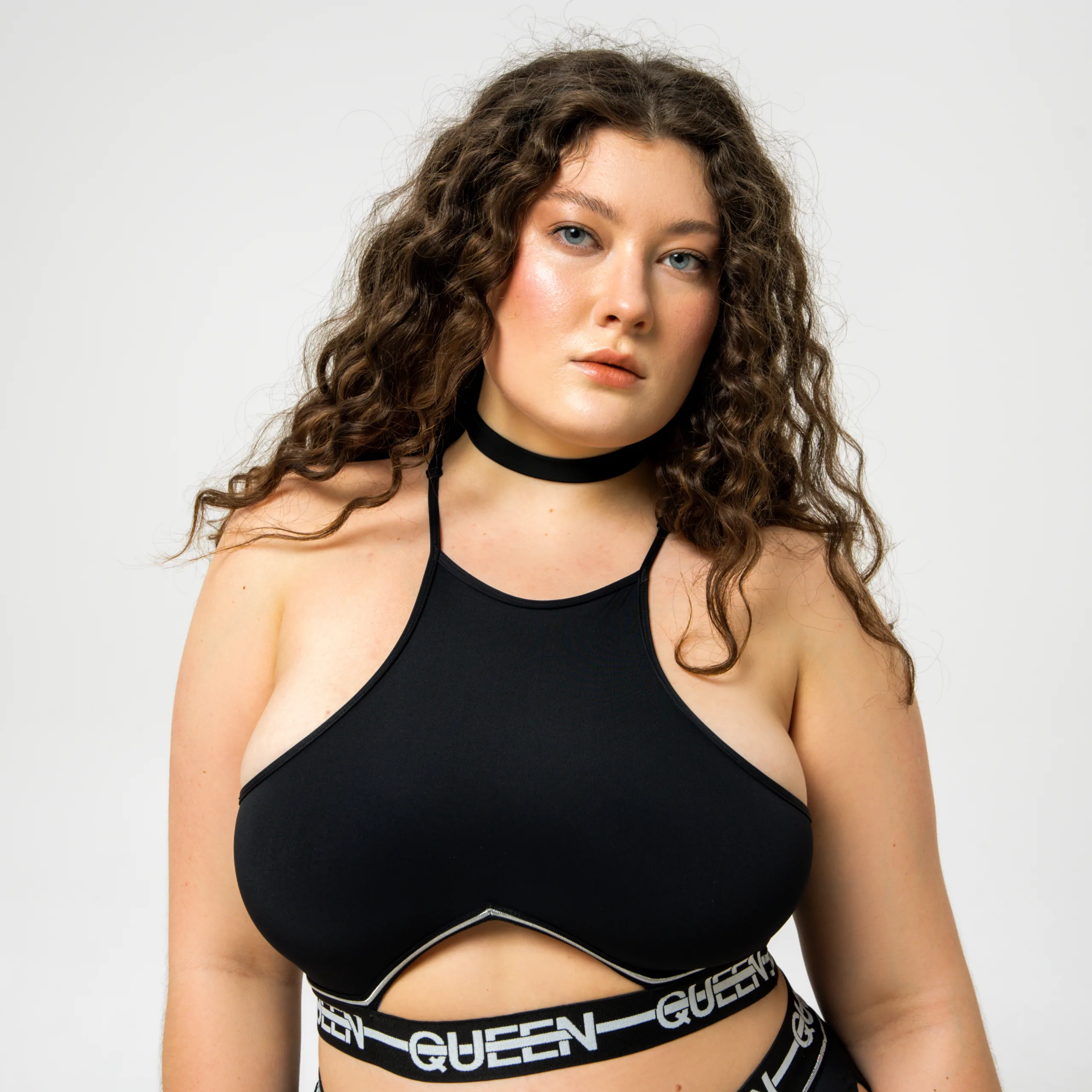 Queen Wear | 3Queens Kyiv 0407 scaled - М’який топ – QUEEN POWER – Чорний М’який топ – QUEEN POWER – Чорний ➤ купити в Queen Wear: ціна, фото | 3Queens Kyiv 0407 scaled - М’який топ – QUEEN POWER – Чорний