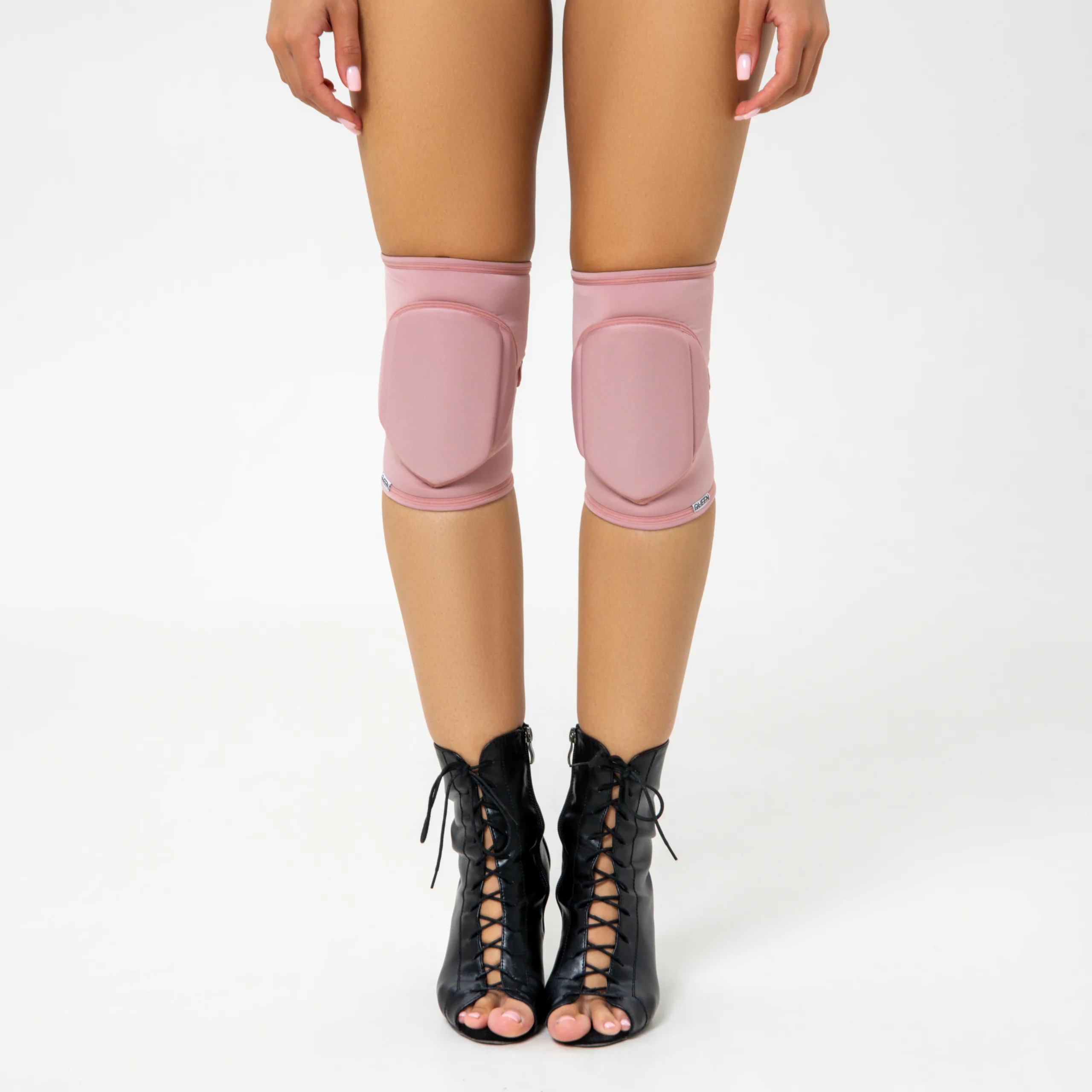 Queen Wear | 3Queens Kyiv 0693 1 scaled - Класичні наколінники – Рожеві Knee Pads – Dusty Rose | Queen Wear | 3Queens Kyiv 0693 1 scaled - Класичні наколінники – Рожеві