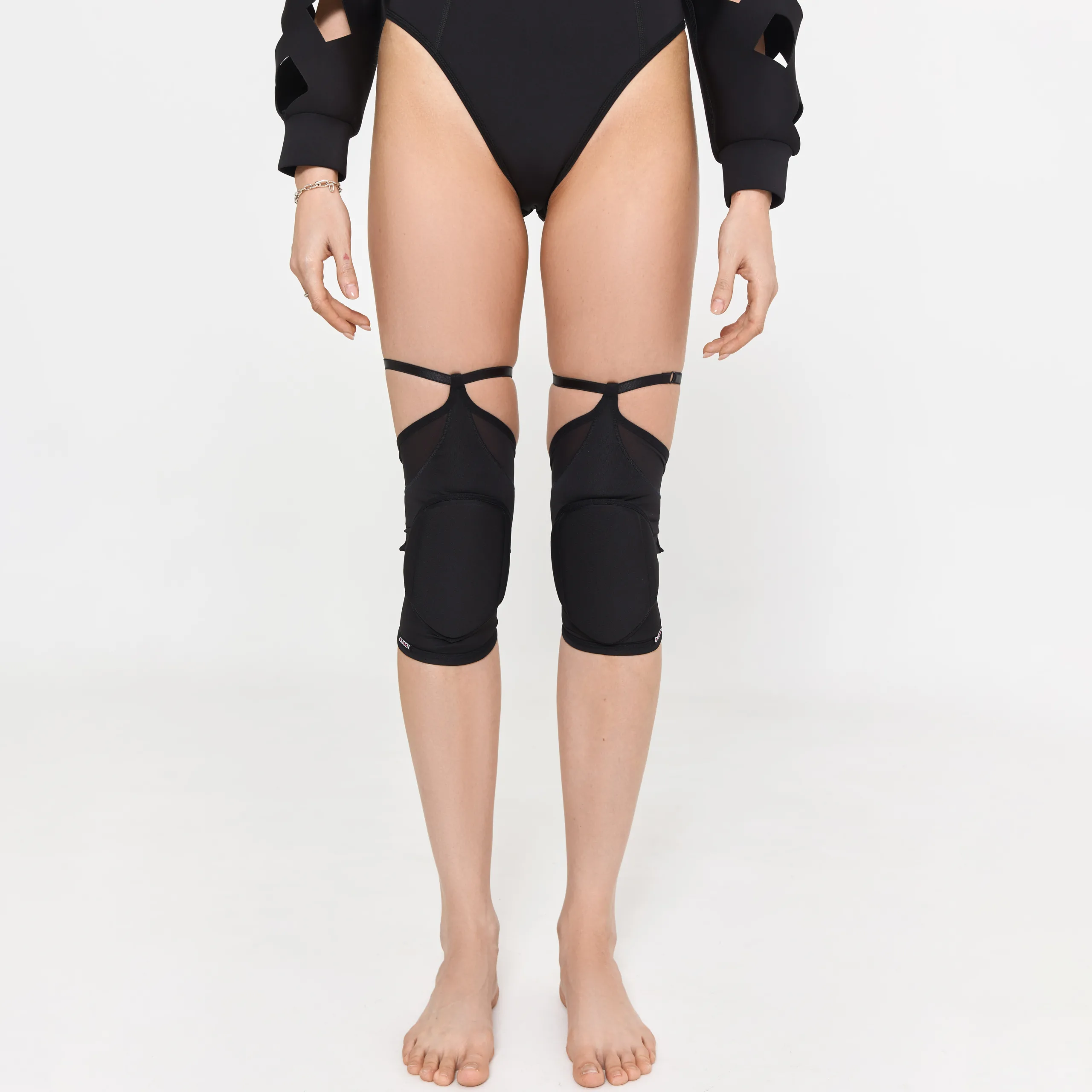 Queen Wear | Bezymyannyj kadr4966 scaled - Класичні наколінники з сіткою – FIRE – Чорні Knee Pads with Mesh – FIRE – Black | Queen Wear | Bezymyannyj kadr4966 scaled - Класичні наколінники з сіткою – FIRE – Чорні