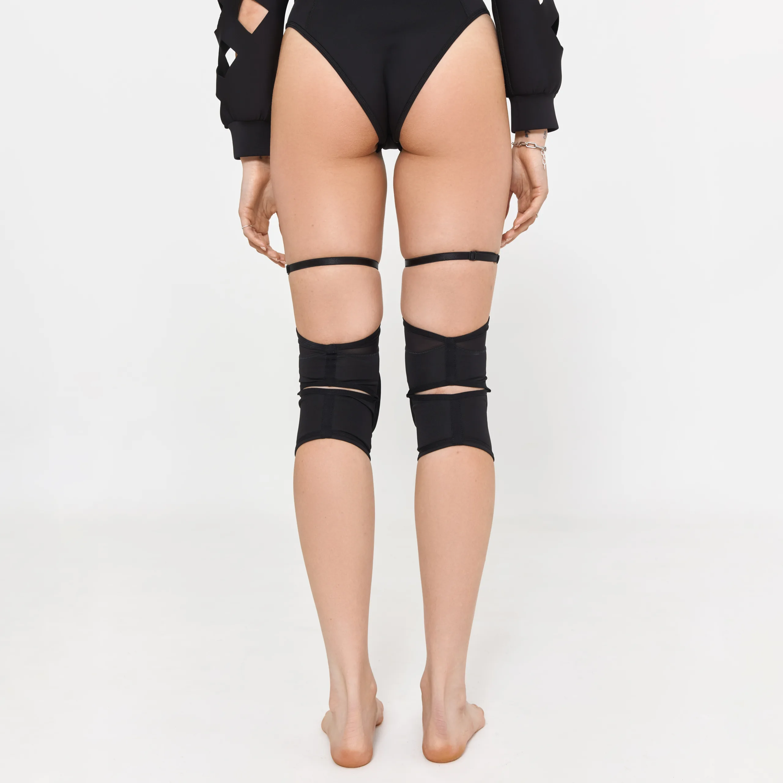 Queen Wear | Bezymyannyj kadr4968 scaled - Класичні наколінники з сіткою – FIRE – Чорні Knee Pads with Mesh – FIRE – Black | Queen Wear | Bezymyannyj kadr4968 scaled - Класичні наколінники з сіткою – FIRE – Чорні