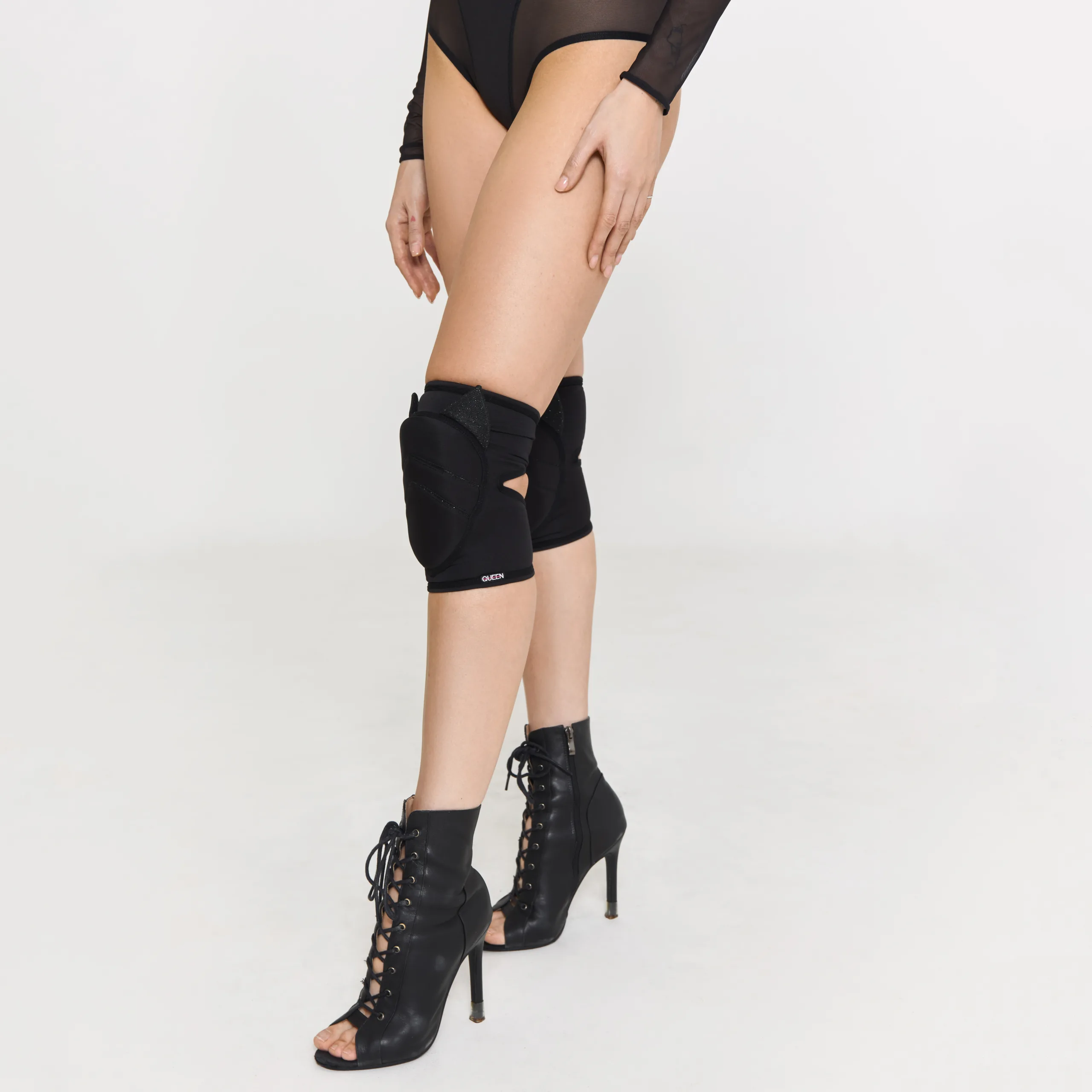 Queen Wear | 22D5689 scaled - Класичні наколінники – COCO KITTY – Чорні Overestimated Knee Pads – COCO KITTY – Black – S | Queen Wear | 22D5689 scaled - Класичні наколінники – COCO KITTY – Чорні