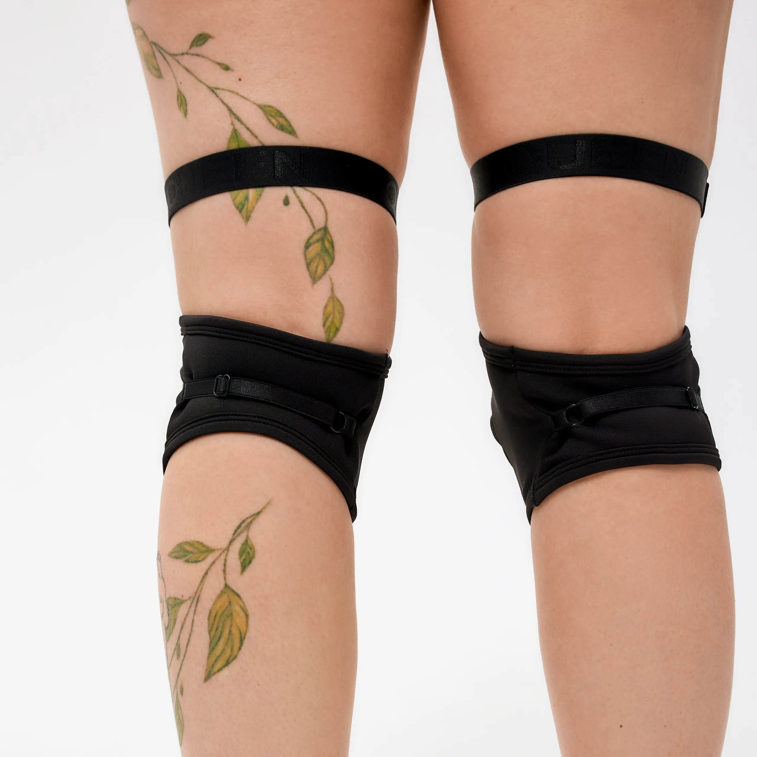 Soft Knee Pads with Garter MOTIVA Black | Queen Wear Soft Knee Pads with Garter MOTIVA Black | Queen Wear