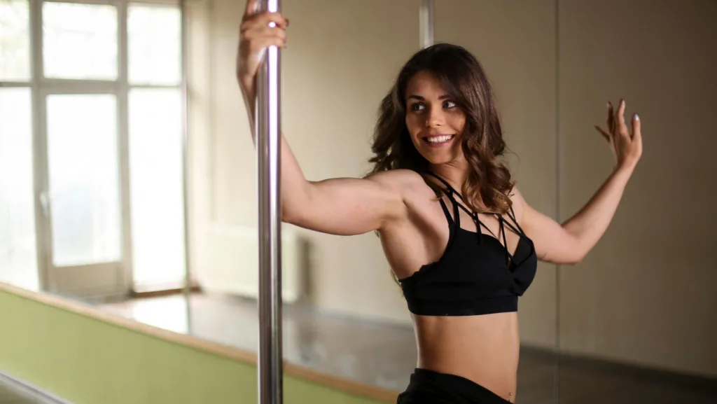 Queen Wear | queen pole wear 3 jpg - The Emotional and Physical Benefits of Pole Dancing Korzyści emocjonalne i fizyczne płynące z tańca na rurze | Queen Wear | queen pole wear 3 jpg - The Emotional and Physical Benefits of Pole Dancing