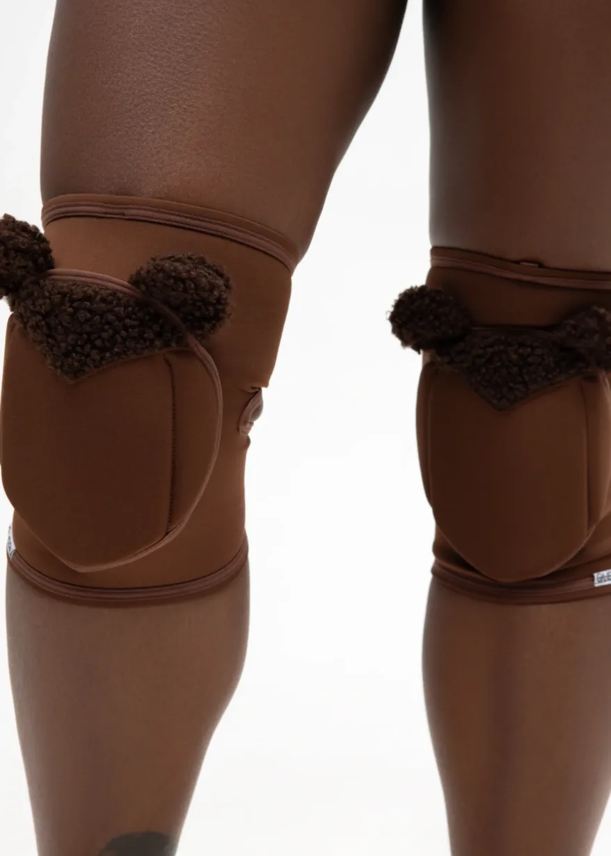 1Kopiya Queens Dance Shooting 09.03 0655 scaled – Classic Knee Pads – TEDDY BEAR – Cacao Classic Knee Pads – TEDDY BEAR – Cacao - 1Kopiya Queens Dance Shooting 09.03 0655 scaled