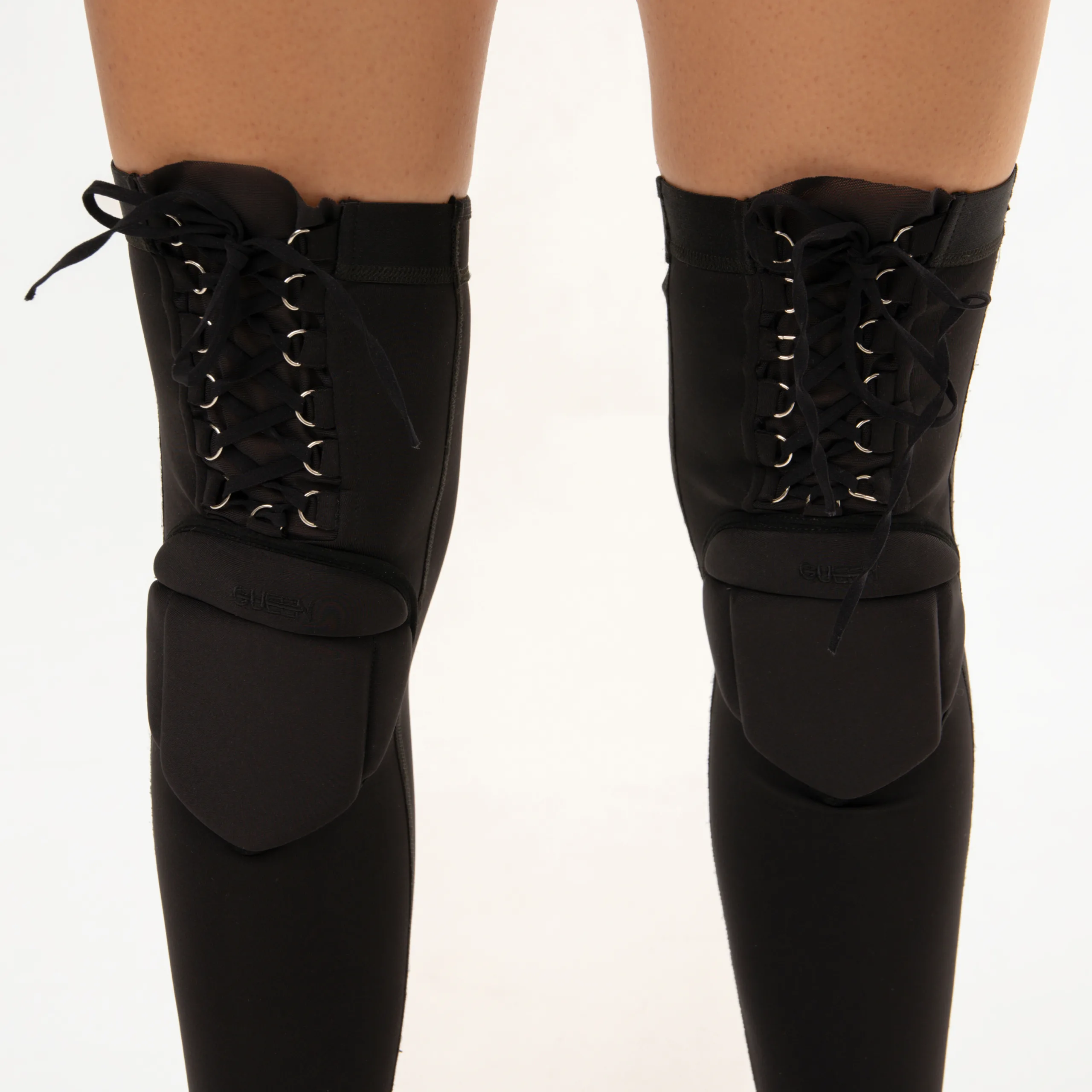 Queen Wear | 5Lviv 23.05 Queenpolewear 0345 scaled - Високі наколінники з регуляторами – INFINITY – Чорні Adjustable Thigh High Knee pads – INFINITY – Black | Queen Wear | 5Lviv 23.05 Queenpolewear 0345 scaled - Високі наколінники з регуляторами – INFINITY – Чорні