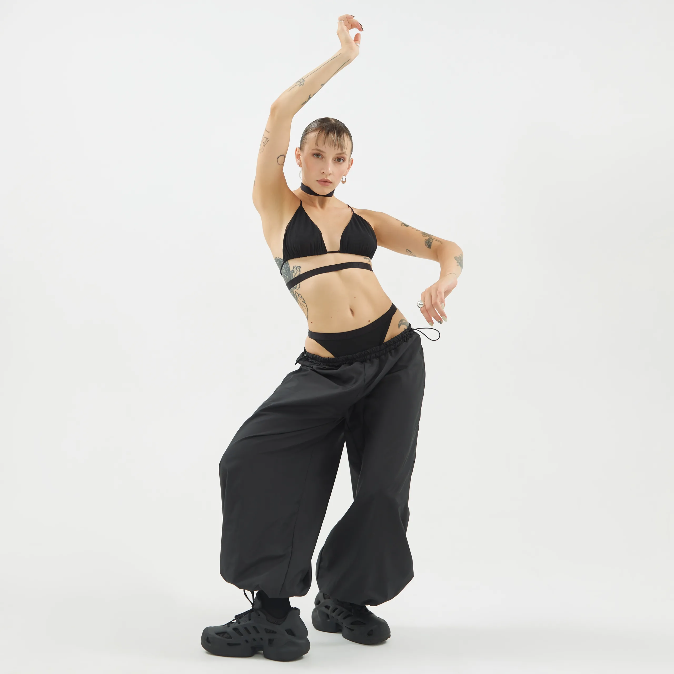 Queen Wear | 2 1 scaled - Кльош-штани чорні з сітки – Black Candy для танців (Copy) (Copy) Cargo Pants – STRING PLAY – Black | Queen Wear | 2 1 scaled - Кльош-штани чорні з сітки – Black Candy для танців (Copy) (Copy)