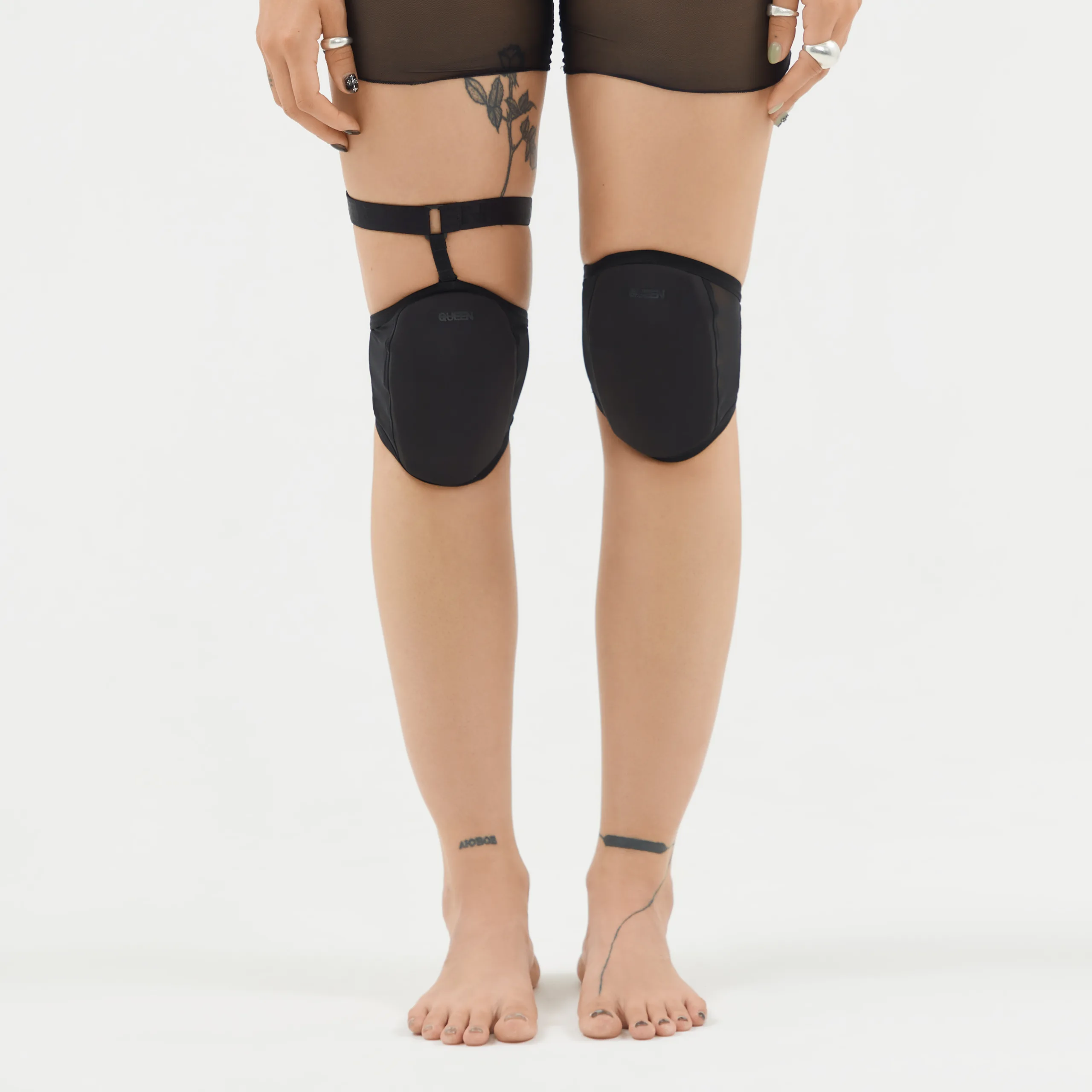 Queen Wear | 3 3 scaled - Наколінники зі зйомними гартерами – DODO – Чорні Knee Pads with Garter – DODO – Black | Queen Wear | 3 3 scaled - Наколінники зі зйомними гартерами – DODO – Чорні