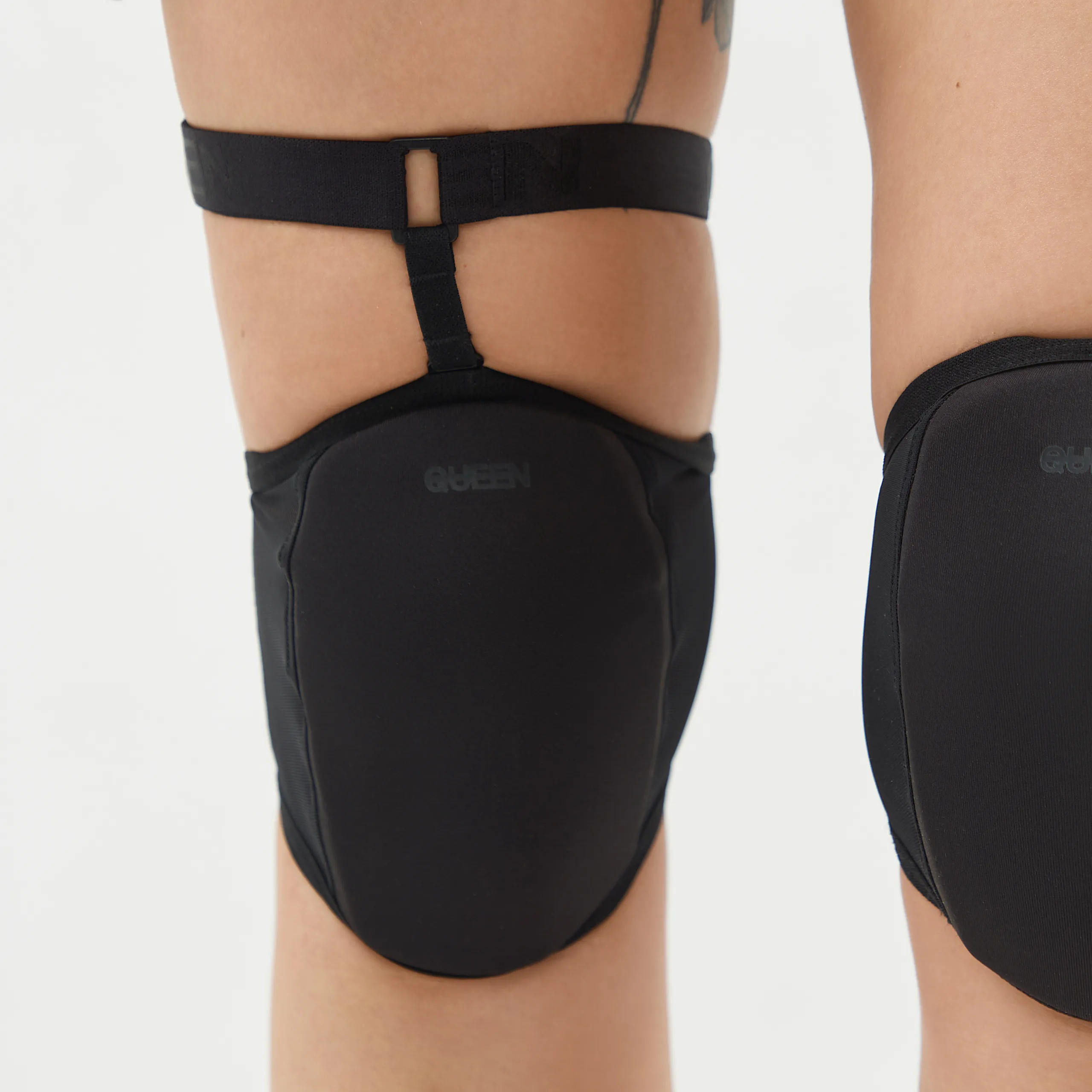 Queen Wear | 4 3 scaled - Наколінники зі зйомними гартерами – DODO – Чорні Knee Pads with Garter – DODO – Black | Queen Wear | 4 3 scaled - Наколінники зі зйомними гартерами – DODO – Чорні