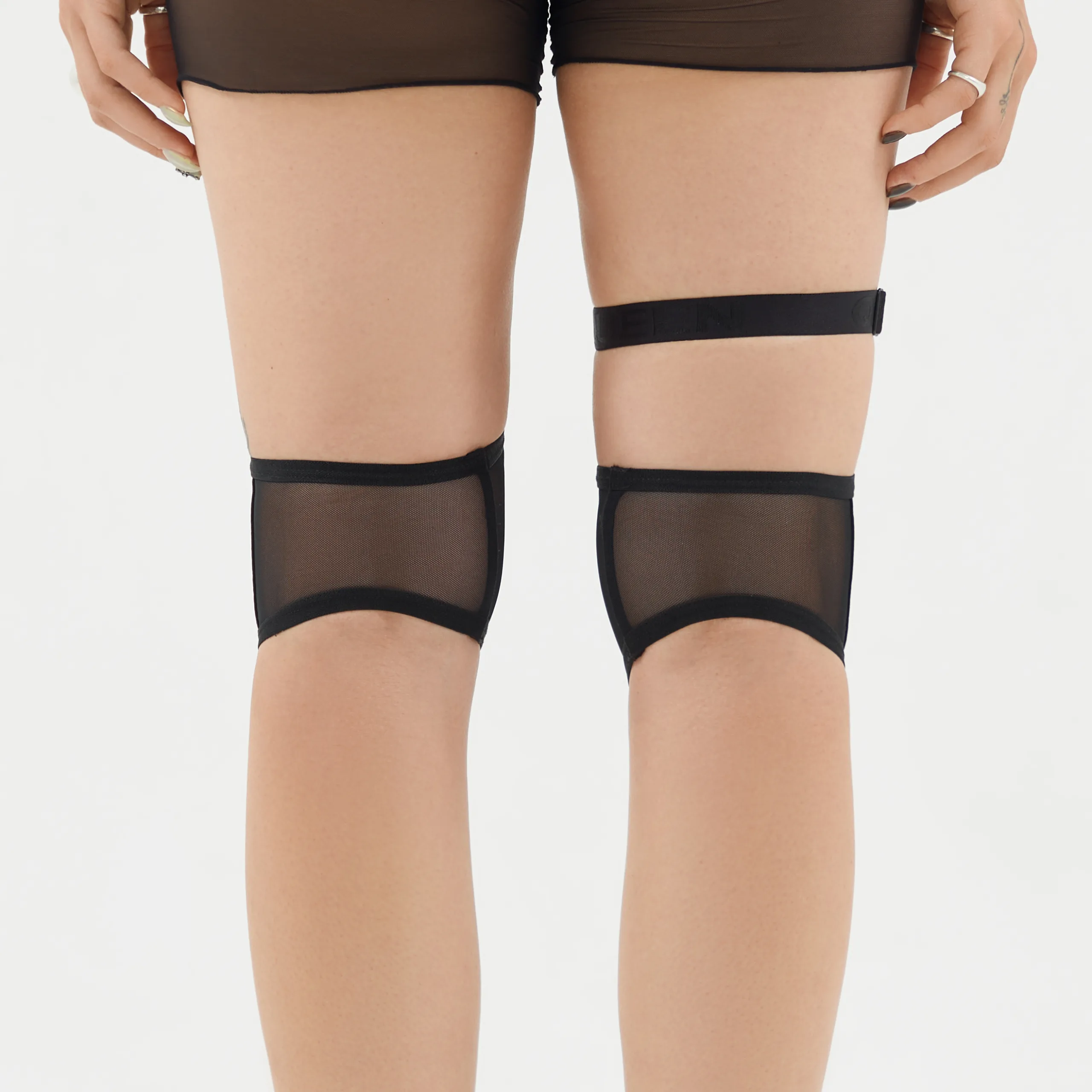 Queen Wear | 5 3 scaled - Наколінники зі зйомними гартерами – DODO – Чорні Knee Pads with Garter – DODO – Black | Queen Wear | 5 3 scaled - Наколінники зі зйомними гартерами – DODO – Чорні