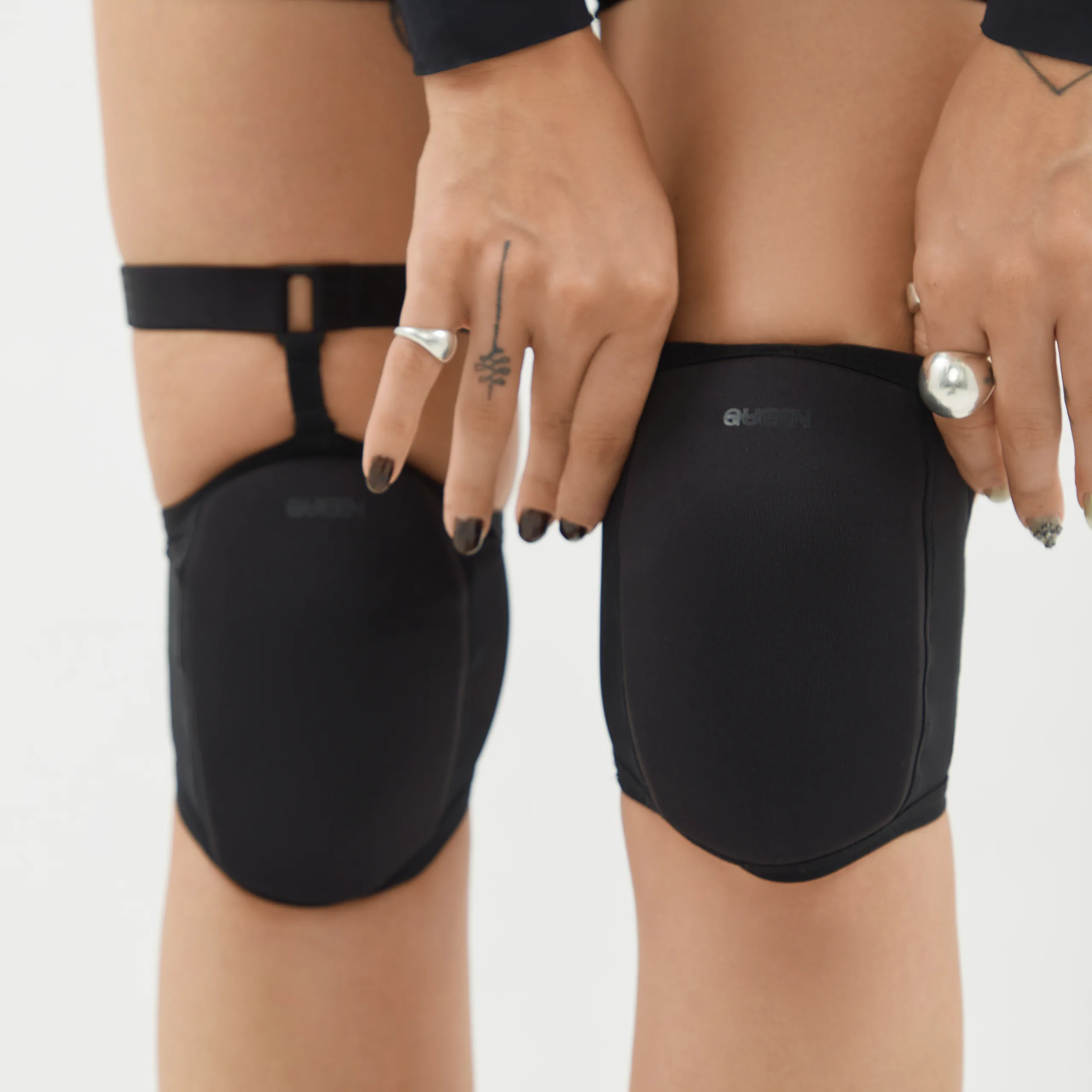 Queen Wear | 7 3 scaled - Наколінники зі зйомними гартерами – DODO – Чорні Knee Pads with Garter – DODO – Black | Queen Wear | 7 3 scaled - Наколінники зі зйомними гартерами – DODO – Чорні